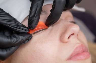 Usta kirpik temizleme işleminden önce silindiri bırakır.