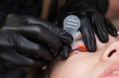 Beyaz kadın kirpik temizleme prosedüründen geçiyor.