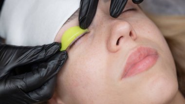 Usta kirpik temizleme işleminden önce silindiri bırakır.