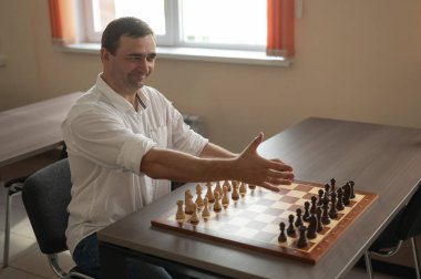 Beyaz adam satranç oynamadan önce elini sıkar.