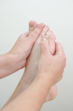 Bir kadının ayağına masaj yapılıyor.