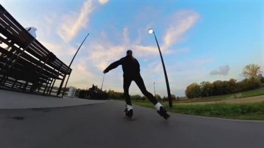 Akşamları paten kayan beyaz kadın. Sallama.