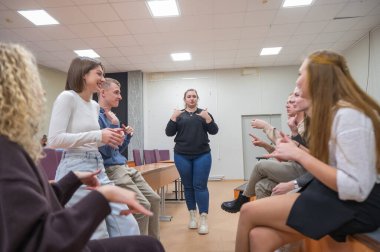 İşaret diliyle konuşan bir grup genç.