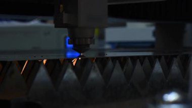 Metal lazer kesme makinesi. Güvenli otomatik metal işçiliği