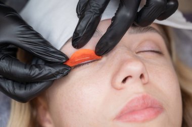 Usta kirpik temizleme işleminden önce silindiri bırakır.