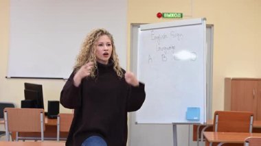 Kafkas kadın öğretmen öğrencilerle Rusça işaret diliyle iletişim kurar
