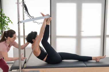 Reform üzerine pilates öğreten kadın. Kişisel Eğitim