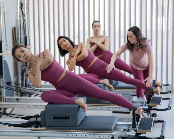 Antrenör, kadınları yenilikçiye ayarlar.