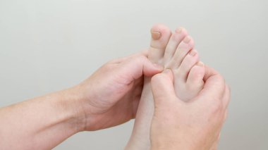 Bir kadının ayağına masaj yapılıyor.