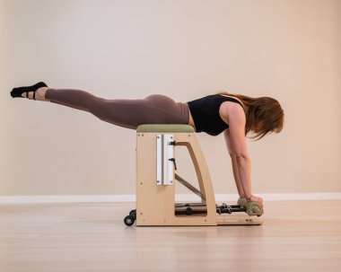 Klasik pilates yapan Asyalı kadın.