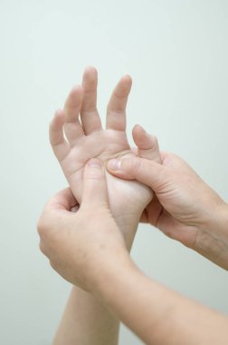 Masaj sırasında kadın ellerine yakın çekim. Dikey fotoğraf