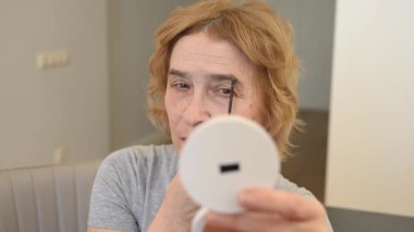 Olgun Kafkas Kadın Kaş Jeli Uygulaması