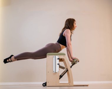 Klasik pilates yapan Asyalı kadın.