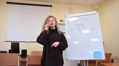 Kafkas kadın öğretmen öğrencilerle Rusça işaret diliyle iletişim kurar