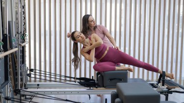 Kişisel pilates eğitimi. Eğitmen, kadını reformcuya alıştırdı