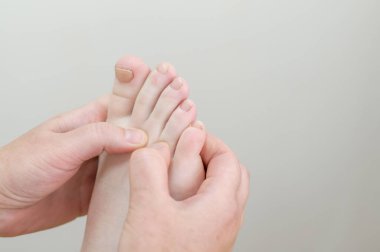 Bir kadının ayağına masaj yapılıyor.