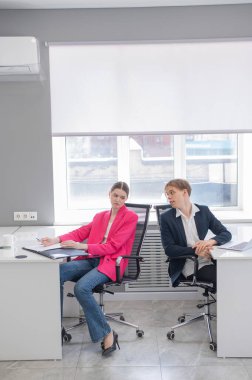 İş yerinde iş arkadaşları iletişim kurar