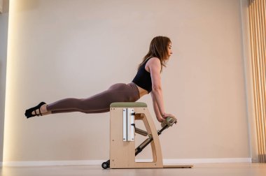 Klasik pilates yapan Asyalı kadın.