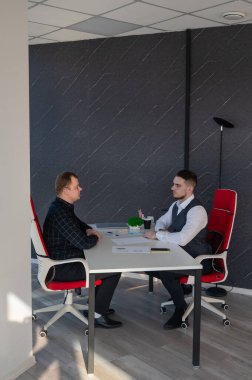 Ofiste konuşan iki beyaz adam.