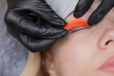 Usta kirpik temizleme işleminden önce silindiri bırakır.