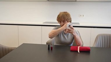 Saçlarını tarayan yaşlı beyaz bir kadın.