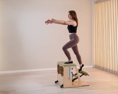 Klasik pilates yapan Asyalı kadın.