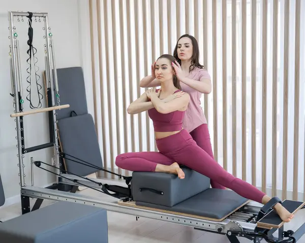 Kişisel pilates eğitimi. Eğitmen, kadını reformcuya alıştırdı