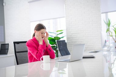 Beyaz kadın işte hata yapar ve başını tutar.