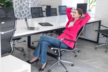 Beyaz kadın masasında otururken dinleniyor.