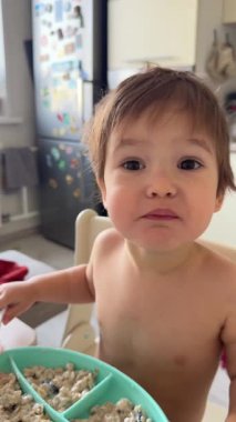 Kafkasyalı küçük çocuk tek başına yiyor.