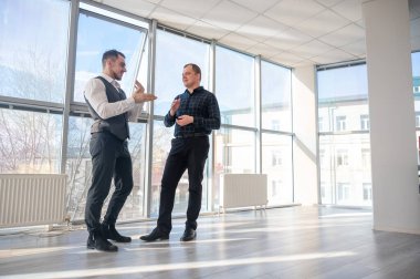 Ofiste konuşan iki beyaz adam.