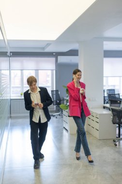 Meslektaşlar iş aralarında akıllı telefon kullanırlar