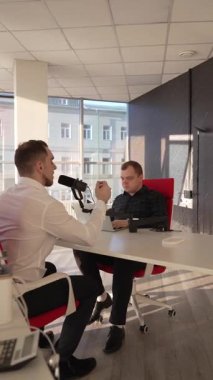 İki Kafkasyalı Ses Podcast 'i kaydediyor