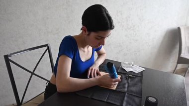 Yapay deri üzerinde dövme pratiği yapan genç bir kadın.