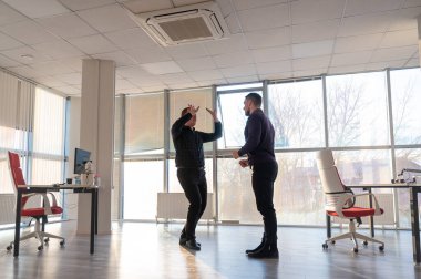 Ofiste konuşan iki beyaz adam.