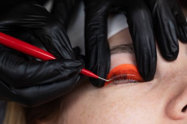 Beyaz kadın kirpik temizleme prosedüründen geçiyor.