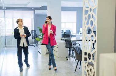 Meslektaşlar iş aralarında akıllı telefon kullanırlar