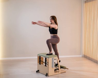 Klasik pilates yapan Asyalı kadın.