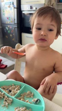 Kafkasyalı küçük çocuk tek başına yiyor.