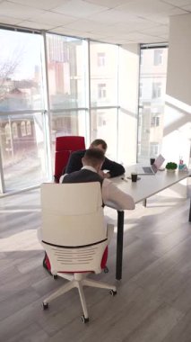 İş görüşmesinde ya da görüşmede iletişim kuran iki beyaz adam.