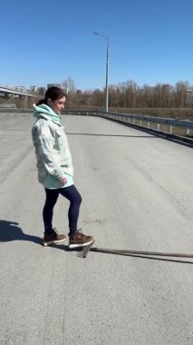 Beyaz kadın tırmığa bastı.