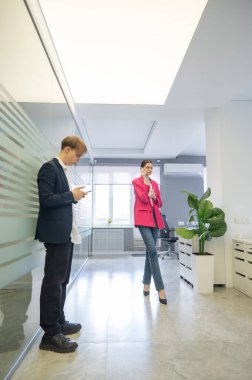 Meslektaşlar iş aralarında akıllı telefon kullanırlar