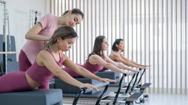 Antrenör, kadınları yenilikçiye ayarlar.