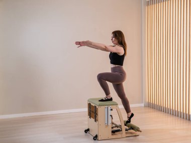 Klasik pilates yapan Asyalı kadın.