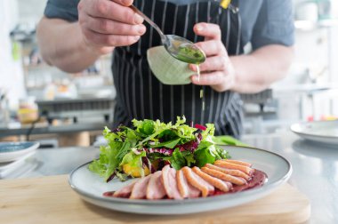 Şef ördek rostosu servis ediyor.