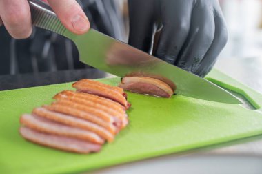 Şef ördeği dilimliyor.