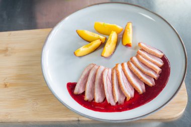 Kızarmış ördek bir tabakta parçalara ayrılmış.