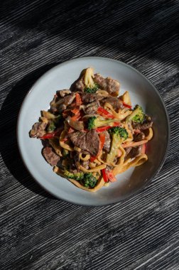 Sığır eti, mantar ve sebzeli makarna.