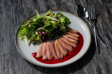 Kızarmış ördek bir tabakta parçalara ayrılmış.