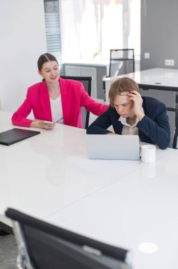 Kafkasyalı İş kadını Smartphone kullanırken, meslektaşının iş yerinde sorunları var